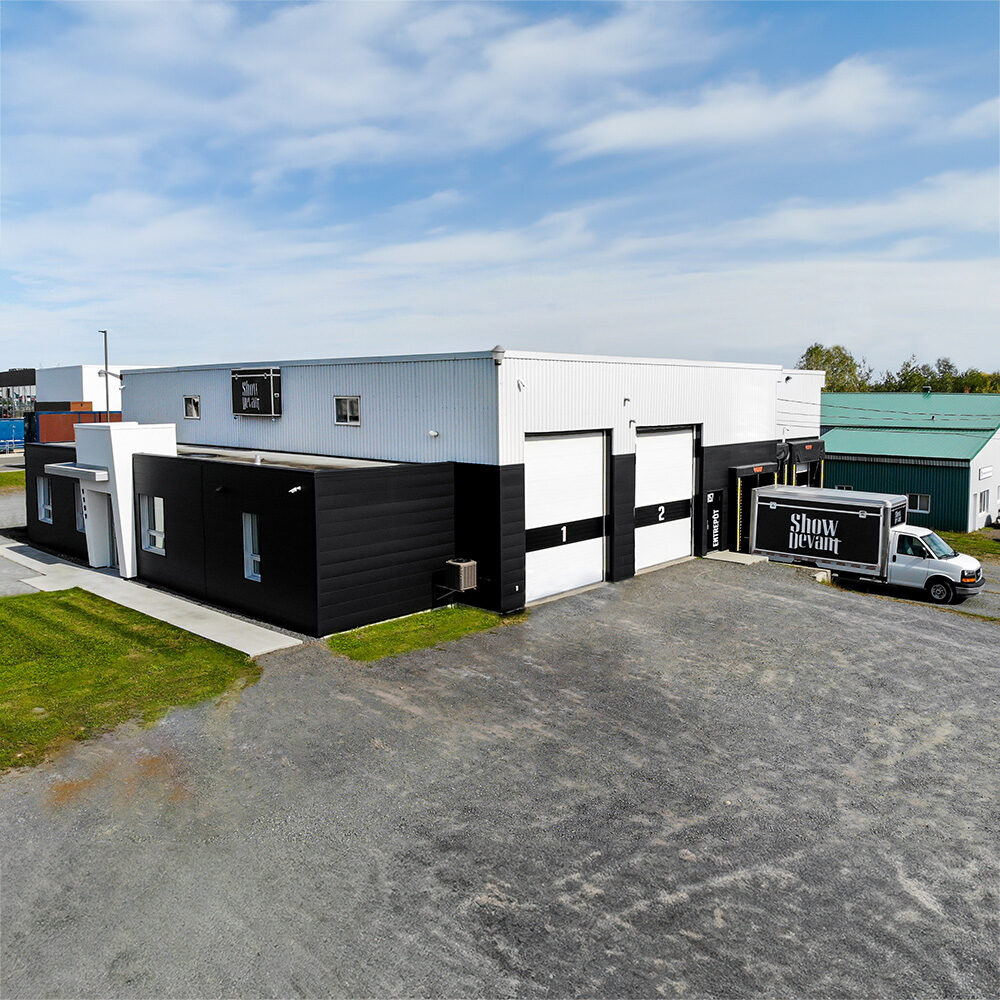 Show-Devant-batisse-carre